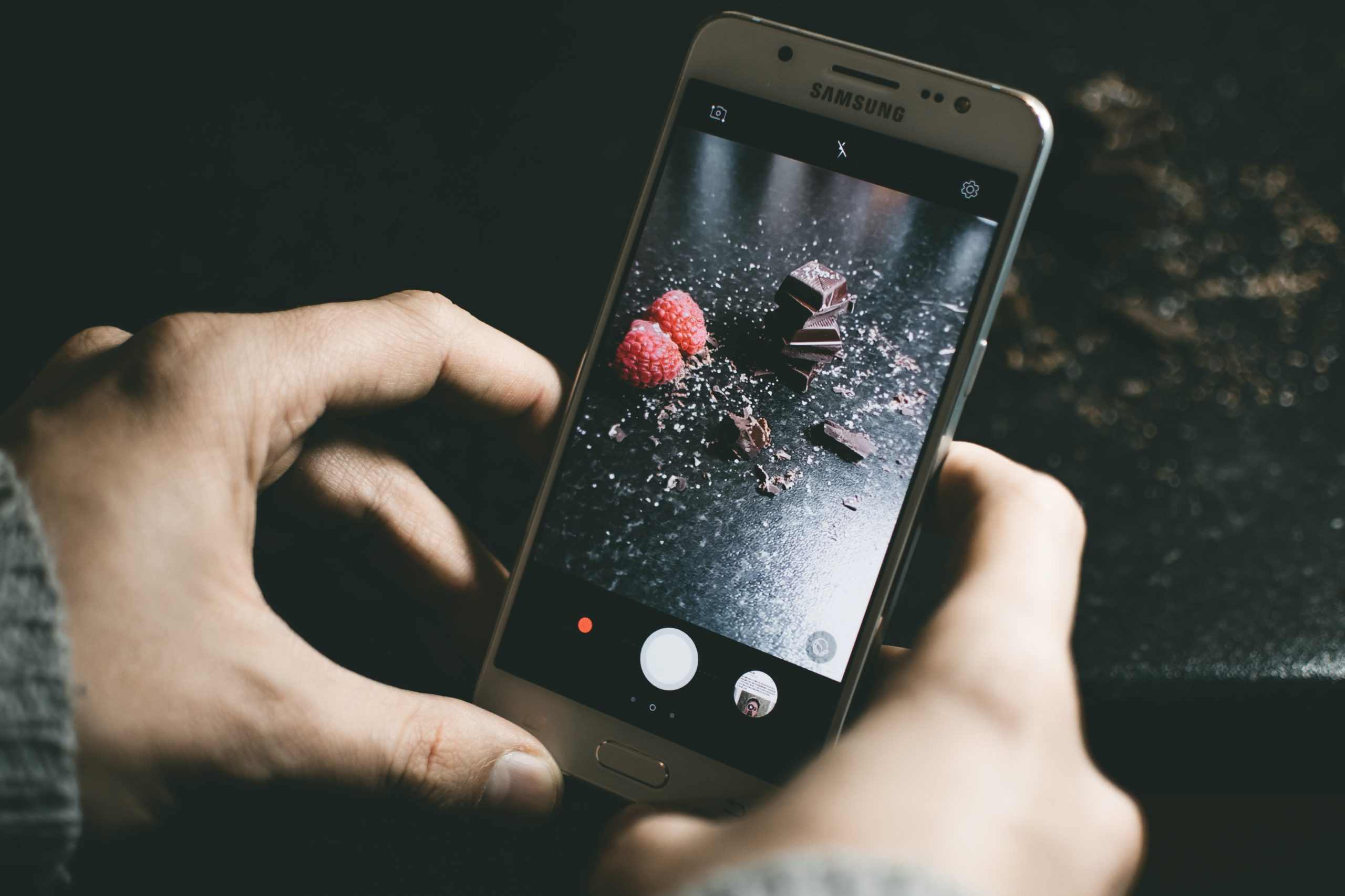 gray-samsung-smartphone-showing-chocolates-916472 La framboise du Web